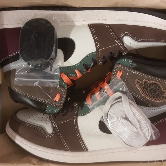 Jordans 1 Retro High OG - Picture 3 of 5